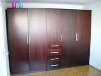 Kleiderschrank mit Mahagoni-Echtholzfurnier aus der Schreinerei Holzwurm