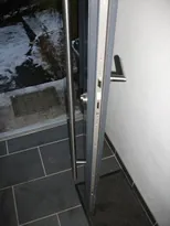 Montierter Sicherheitsbeschlag an einer Tür
